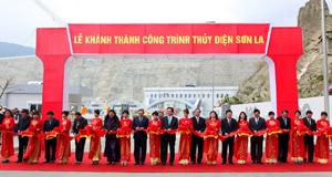 Thủ tướng Nguyễn Tấn Dũng và các đại biểu cắt băng khánh thành công trình. (Ảnh: Đức Tám/TTXVN)  
