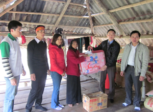 Đoàn tặng quà cho hộ nghèo xóm Ong, xã Lạc Sỹ.