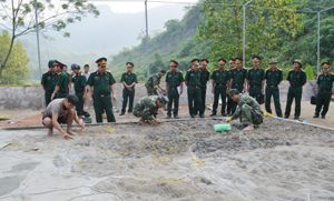 Thiếu tướng Bùi Đình Phái, Chỉ huy trưởng Bộ CHQS tỉnh kiểm tra thực địa khu vực diễn tập phòng thủ tỉnh năm 2012.