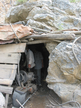 Còn nhiều mỏ khai thác thủ công, gây nguy hiểm và mất an toàn lao động. (Ảnh tại một mỏ đá hoạt động trên địa bàn xã Cao Dương).