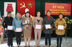 Lãnh đạo Chi cục DS-KHHGĐ trao thưởng cho các cá nhân có thành tích xuất sắc trong công tác DS-KHHGĐ năm 2012.
