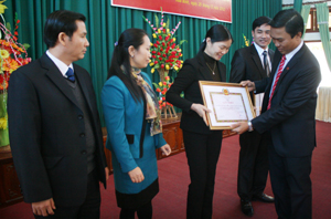 Đồng chí Võ Ngọc Kiên, Chánh văn phòng Tỉnh ủy trao giấy khen cho 4 tập thể có thành tích thi đua năm 2012.