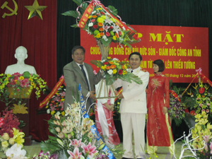 Đồng chí Hoàng Việt Cường, Bí thư Tỉnh ủy tặng hoa chúc mừng Thiếu tướng Bùi Đức Sòn, Giám đốc Công an tỉnh.