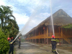 Lực lượng Cảnh sát PCCC&CNCH (Công an tỉnh) phối hợp tổ chức thực tập phương án chữa cháy tại Khách sạn nhà sàn du lịch Hòa Bình.