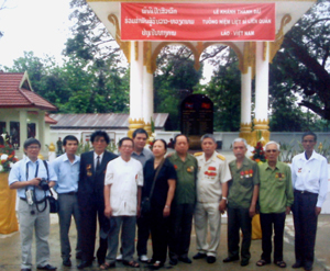 Cựu quân nhân tình nguyện Việt Nam tại Lào của TPHB dự khánh thành Đài tưởng niệm các chiến sĩ Việt - Lào hy sinh trong trận đánh bản Cơn, Thủ đô Viêng Chăn. Ảnh: T.L