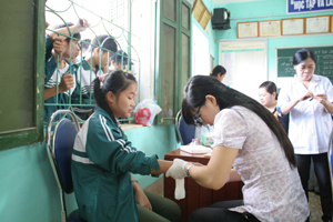 Các y, bác sỹ Bệnh viện Nhi Trung ương lấy máu xét nghiệm bệnh tan máu bẩm sinh tại trường THPT Kỳ Sơn (Kỳ Sơn).
