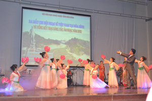 Hát múa “Bên tượng đài Bác” của nhạc sĩ Văn Hạnh, biên đạo Lưu Thanh Tú, biểu diễn: Lê Việt Nam và tốp múa nhận được sự cổ vũ nhiệt tình của người yêu nhạc.
