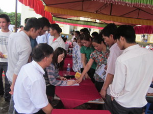 Đông đảo người lao động đăng ký tìm việc làm tại hội chợ việc làm huyện Cao Phong năm 2012. Ảnh: C.L