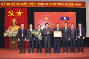 Thay mặt lãnh đạo Đảng, Nhà nước Lào, đồng chí Thoong - lun Xi - xu - lít, Ủy viên Bộ Chính trị, Phó Thủ tướng Chính phủ, Trưởng Ban Đối ngoại Trung ương, Bộ trưởng Bộ Ngoại giao Lào trao tặng Huân chương Ít - xa - la hạng nhất cho tỉnh ta.