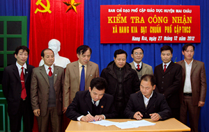 BCĐ PCGD huyện và xã Hang Kia ký biên bản xác nhận các tiêu chuẩn xã đã hoàn thành PCGD THCS.