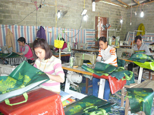 TTHTCĐ xã Kim Tiến (Kim Bôi) phối hợp với cơ sở may Lan Anh đưa nghề may túi xách siêu thị về xã, tạo việc làm cho gần 30 lao động trên địa bàn với thu nhập từ 2,4 - 3 triệu đồng/người/tháng.