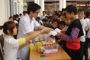 ĐV-TN Bệnh viện Đa khoa tỉnh và huyện Mai Châu  kết hợp giữa khám bệnh miễn phí với tuyên truyền phòng, chống dịch bệnh cho nhân dân xã Hang Kia, Pà Cò (Mai Châu). 
