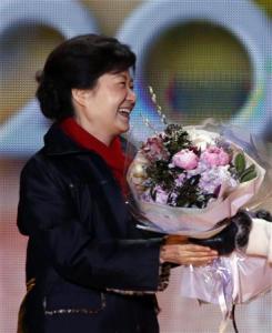 Bà Park Geun-hye hạnh phúc đón nhận bó hoa chúc mừng đắc cử Tổng thống Hàn Quốc 
