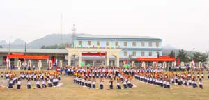 Màn đồng diễn với chủ đề “Quê hương vui hội” của 600 em học sinh trường THPT Lạc Sơn. 


