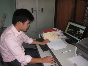 Cán bộ Văn phòng đăng ký QSD đất huyện Tân Lạc tra cứu dữ liệu địa chính trên hệ thống CNTT. 

 
