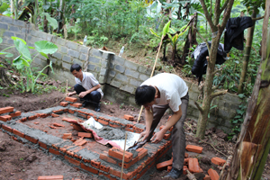 Hộ nghèo xã Phúc Tiến (Kỳ Sơn) được hỗ trợ xây dựng
 nhà tiêu hai ngăn sinh thái.

