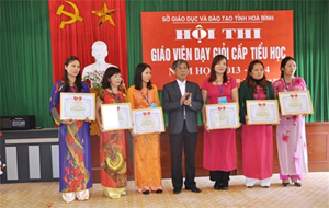 Lãnh đạo Sở GD&ĐT trao giấy khen cho 6 giáo viên đoạt giải nhất tại hội thi.

