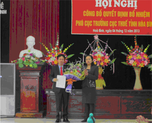Đồng chí Hà Thị Cương, Phó Vụ trưởng Vụ Tổ chức cán bộ Tổng Cục thuế trao quyết định bổ nhiệm Phó Cục trưởng Cục thuế tỉnh cho đồng chí Nguyễn Anh Tuấn.