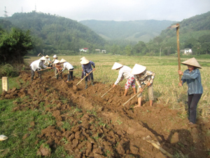 Nhân dân xóm Bún, xã Yên Mông, thành phố Hoà Bình đóng góp ngày công lao động để đào đắp đất, khơi thông hệ thống kênh mương nội đồng phục vụ sản xuất vụ đông xuân sắp tới.

