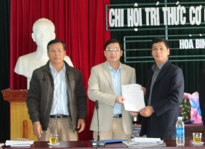 Đồng chí Đinh Văn Ổn, TUV, Tổng Biên tập Báo Hòa Bình trao quyết định thành lập Chi hội Trí thức cho Ban lãnh đạo Chi hội.
