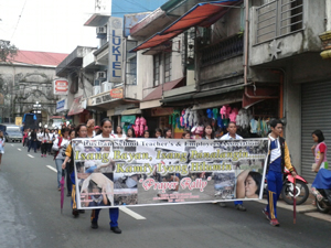 Trên 3.000 người dân thị trấn Lúc Ban tỉnh Que Zôn - Philippin diễu hành quyên góp ủng hộ nạn nhân bão HaiYan ngày 6/12/2013.
