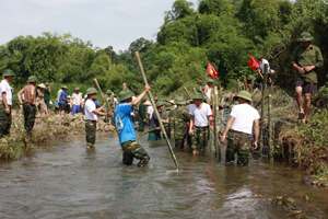 CBCS Trung đoàn 814 - Bộ CHQS tỉnh giúp đỡ nhân dân xã Tú Sơn (Kim Bôi) khắc phục hậu quả thiên tai, lũ bão.