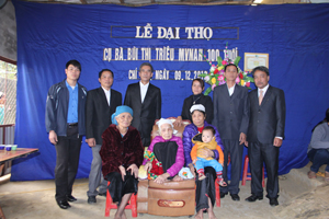 Mẹ Việt Nam anh hùng Bùi Thị Triều cùng gia đình và đại diện cấp ủy, chính quyền địa phương.