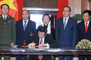 Chủ tịch nước Trương Tấn Sang ký‎ Lệnh công bố Hiến pháp nước CHXHCN Việt Nam. Ảnh: TTXVN