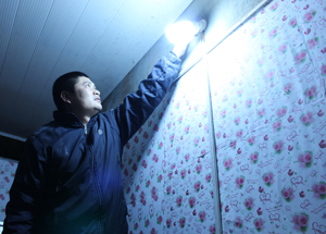 Hộ dân tổ 25, phường Chăm Mát (TP. Hòa Bình) chuyển từ bóng đèn neon thế hệ cũ sang dùng bóng đèn compact để tiết kiệm điện.