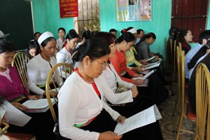 Phụ nữ xã Mông Hoá (Kỳ Sơn) tìm hiểu các kiến thức về bình đẳng giới.