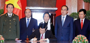 Chủ tịch nước Trương Tấn Sang ký Lệnh công bố Hiến pháp.