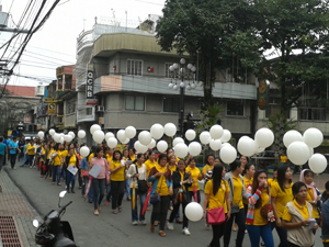 Nhân dân thị trấn Lucban, tỉnh Quezon, Philippin đi bộ kêu gọi ủng hộ nạn nhân bão Haiyan.