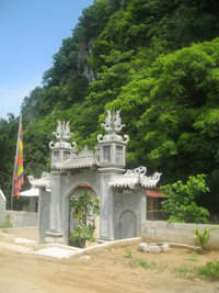 Di tích Đền Niệm nằm dưới chân núi Niệm đã được công nhận là Di tích lịch sử văn hoá cấp tỉnh năm 2011, từ lâu đã gắn với yếu tố tâm linh của mảnh đất Lạc Thuỷ giàu bản sắc.