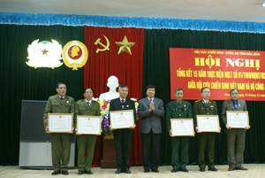 Đồng chí Trần Đăng Ninh, Phó Chủ tịch UBND tỉnh trao bằng khen cho các tập thể và cá nhân xuất sắc trong phong trào vận động quần chúng tham gia bảo vệ ANTQ.