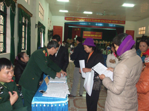Người lao động tìm kiếm thông tin việc làm, học nghề tại Sàn giao dịch huyện Lạc Thuỷ năm 2013.