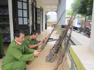 Trong 2 năm 2012 - 2013, CA huyện Tân Lạc đã tiếp nhận, thu hồi 175 khẩu súng tự chế và 16 nòng súng các loại.

