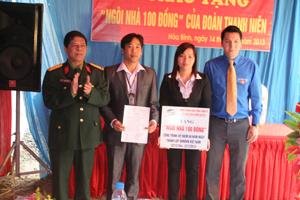 Lãnh đạo Công ty Viettel trao tặng “Ngôi nhà 100 đồng” cho đồng chí Lê Đức Phong.