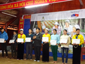 Lãnh đạo UBND huyện Tân Lạc trao giấy chứng nhận đã qua khóa đào tạo kinh doanh lưu trú du lịch tại nhà dân cho các học viên.