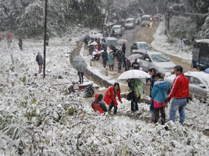 Tuyết rơi dày tại Sa Pa, hàng nghìn du khách đổ về vui chơi dưới tuyết. (Ảnh: Văn Thắng/TTXVN)