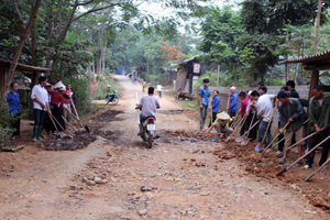 Nông dân xã Tân Lập (Lạc Sơn) đóng góp ngày công  tu sửa hạ tầng giao thông nông thôn.