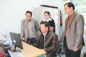 Cán bộ Phòng LĐ-TB&XH huyện Kim Bôi ứng dụng CNTT vào tổng hợp điều tra nhu cầu học nghề trên địa bàn.