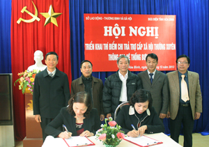 Lãnh đạo Bưu điện tỉnh và Phòng LĐ-TB&XH thành phố Hoà Bình ký kết hợp đồng chi trả trợ cấp BTXH hàng tháng qua đơn vị cung cấp dịch vụ bưu điện, bưu cục.
