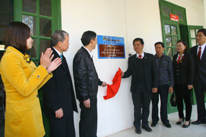 Lãnh đạo Agribank Hòa Bình cùng đơn vị chủ đầu tư tổ chức lễ bàn giao công trình nhà hiệu bộ cùng các phòng chức năng cho trường THCS Địch Giáo (Tân Lạc).
