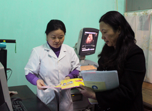 Đoàn tiến hành kiểm tra và cấp phát tờ rơi tuyên truyền tại phòng khám bác sỹ Phùng Thị Loan.