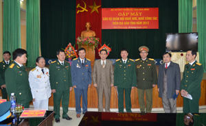 Đồng chí Nguyễn Văn Quang, Phó Bí thư TT Tỉnh uỷ, Chủ tịch HĐND tỉnh và các đại biểu tại buổi gặp mặt.