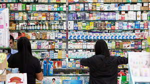 Người Trung Quốc đến mua thuốc đặc trị tại các nhà thuốc ở Hong Kong không cần trình đơn thuốc  - Ảnh: AFP