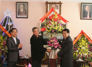 Lãnh đạo Sở Nội vụ tặng hoa và quà của Tỉnh ủy, HĐND, UBND, UBMTTQ tỉnh chúc mừng lễ Noel Giáo phận Phát Diệm.