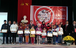 Đại diện Công ty trao học bổng cho học sinh huyện Lạc Thuỷ.