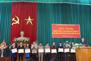 Đồng chí Võ Ngọc Kiên, CVP Tỉnh uỷ trao giấy khen cho Văn phòng các Huyện, Thành uỷ và Đảng uỷ trực thuộc đã có thành tích xuất sắc trong công tác VPCU năm 2013.
