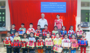 LĐLĐ huyện Cao Phong tặng cặp phao cứu sinh cho học sinh tiểu học xã Thung Nai.